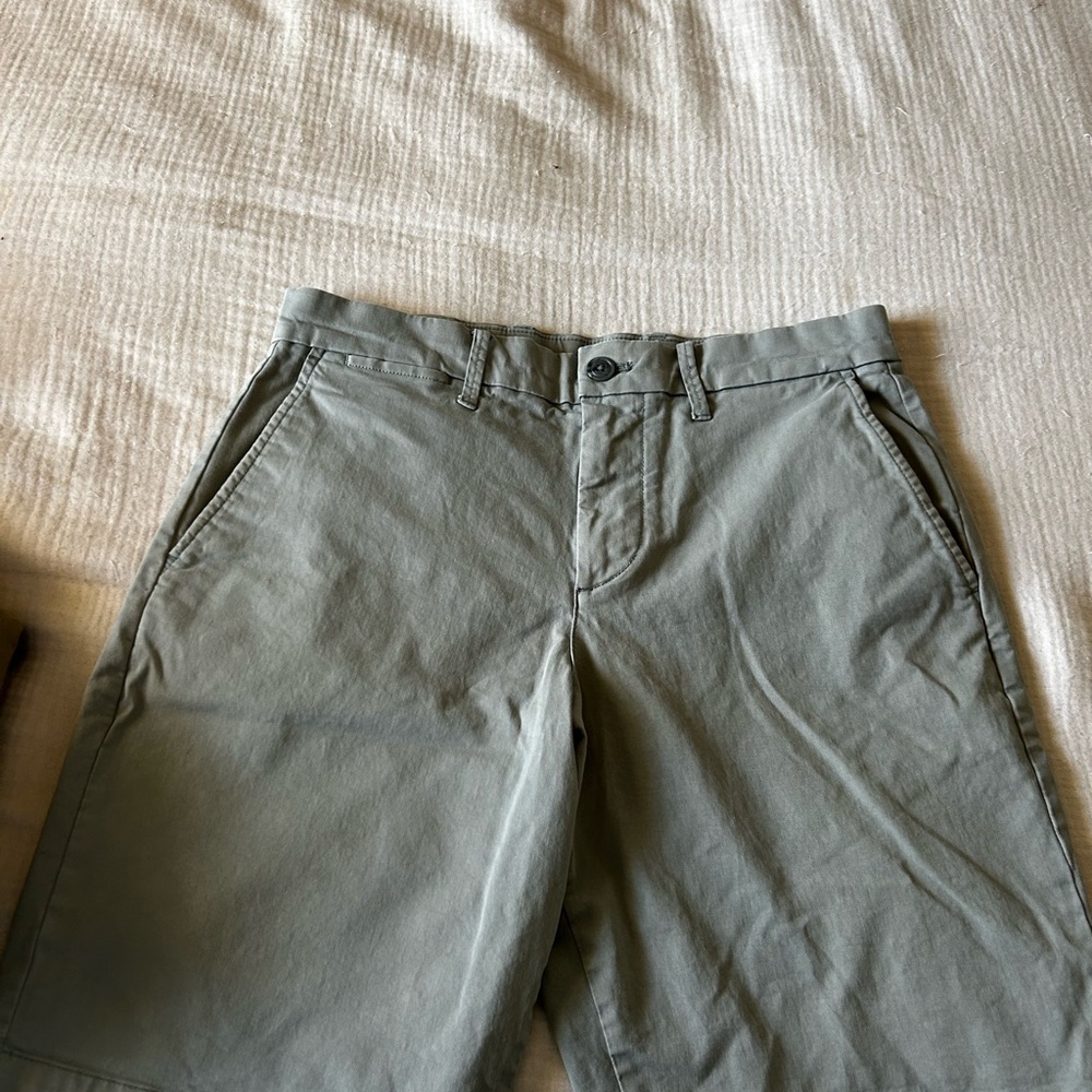 GAP Men's Flat Front Olive Shorts